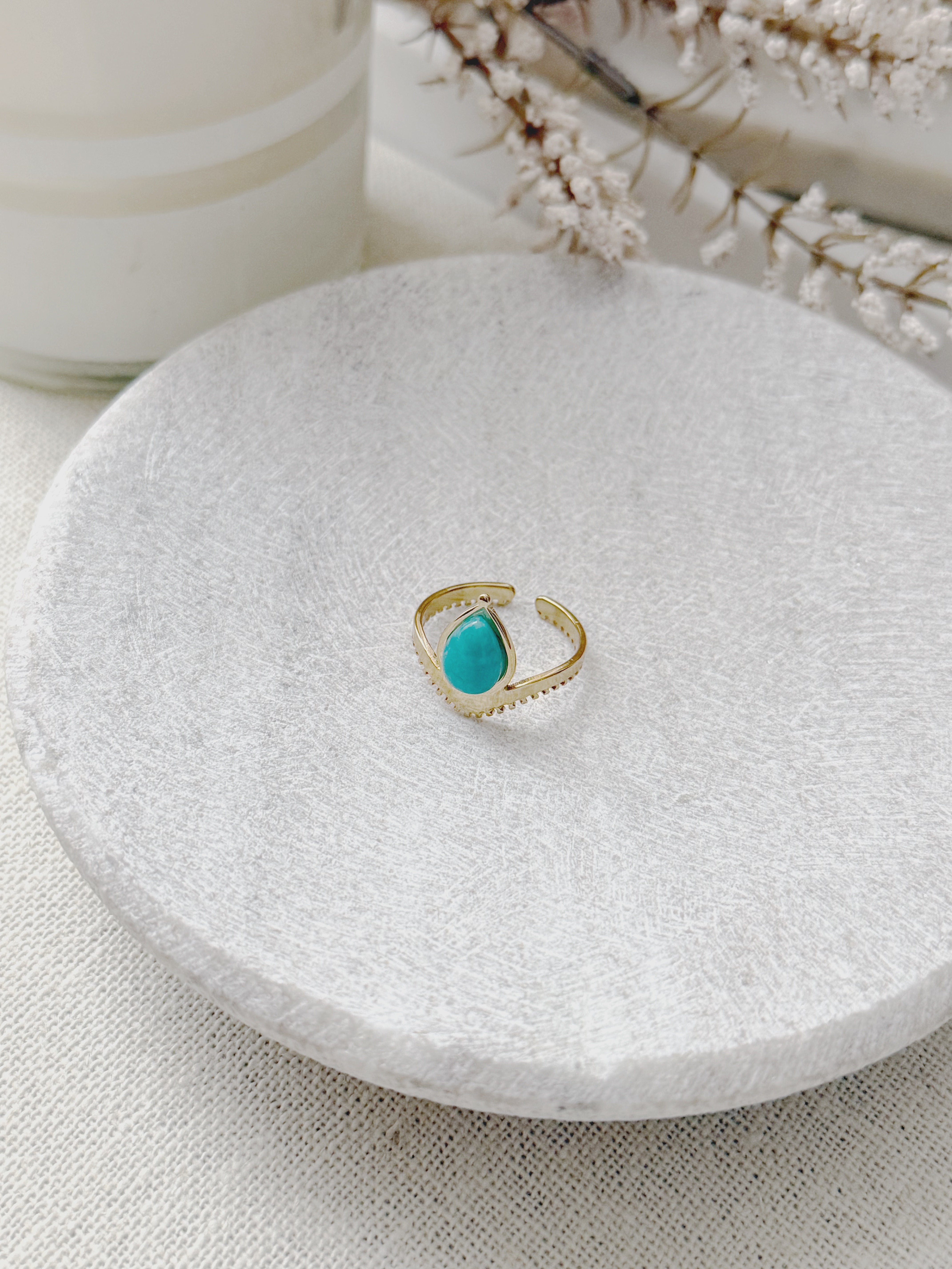 Gold ring with a turquoise stone