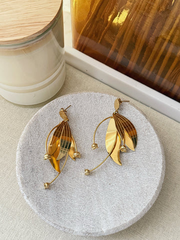 gold flower shaped earrings