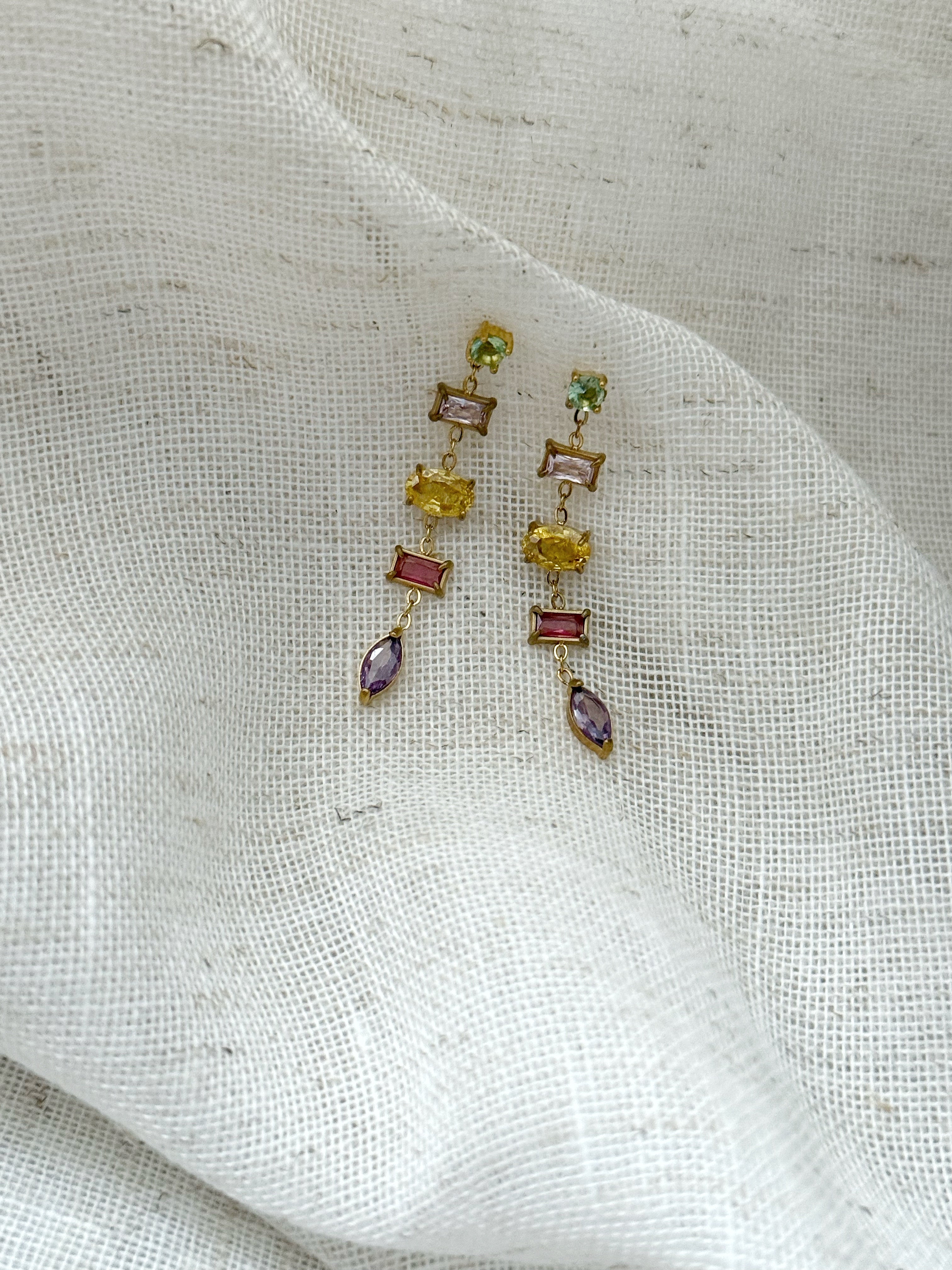 Pair of earrings with multicolored gemstones